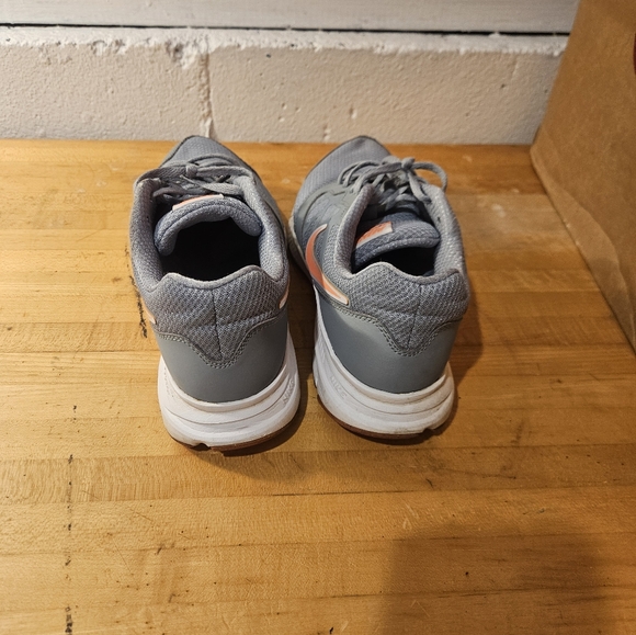 Nike Downshifter 6 Women's Size 8 Grey White Red Running Shoes - Picture 3 of 6